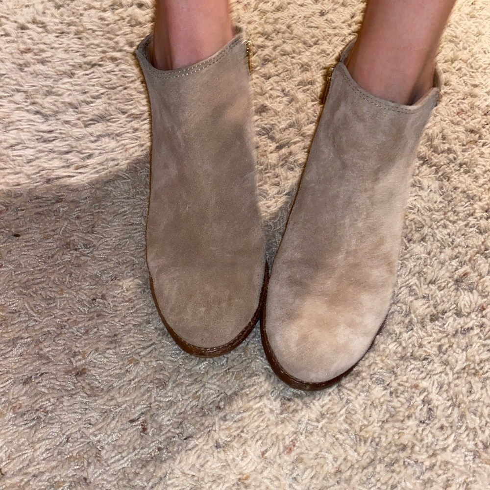 Gianni Bini tan booties